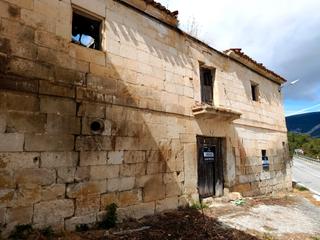 Masia a Poblado toba valdivielso 34. Alvaria vende casona señorial