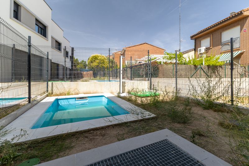 Foto 32e82a1d-9d27-458e-8859-474aa5a83611. Casa adossada amb aparcament piscina a Centro Villanueva del Pardillo