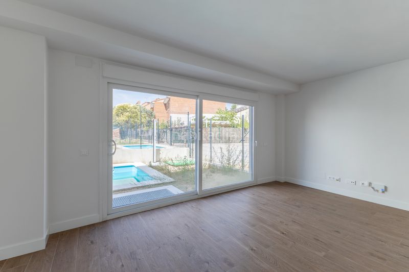 Foto bc76760c-ca5d-460f-bcab-ade4794920f8. Casa adossada amb aparcament piscina a Centro Villanueva del Pardillo