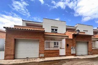 Casa adossada a Cabezamesada. Estupenda vivienda unifamiliar seminueva  sin entrada  sin avale