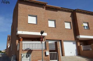 Casa adossada a Chozas de Canales. Amplio chalet adosado en chozas de canales