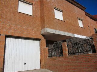 Casa adossada  Calle pero moro. Magnifica casa con gran patio, 4 dormitorios 2 baños y aseo