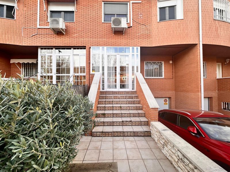 Foto ceec2bc3-d550-4316-a676-2feb5c5e053d. Casa adossada amb calefacció aparcament piscina a Valdemoro