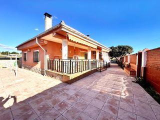 Chalet à Escalona. Chalet independiente con 825 m2 de parcela, piscina y una sola p