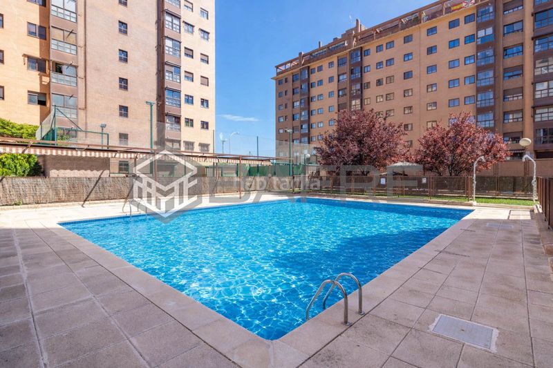 Foto 35d17863-14b0-47b9-9b1c-51860a0286f0. Pis amb calefacció aparcament piscina a Palomeras Sureste Madrid