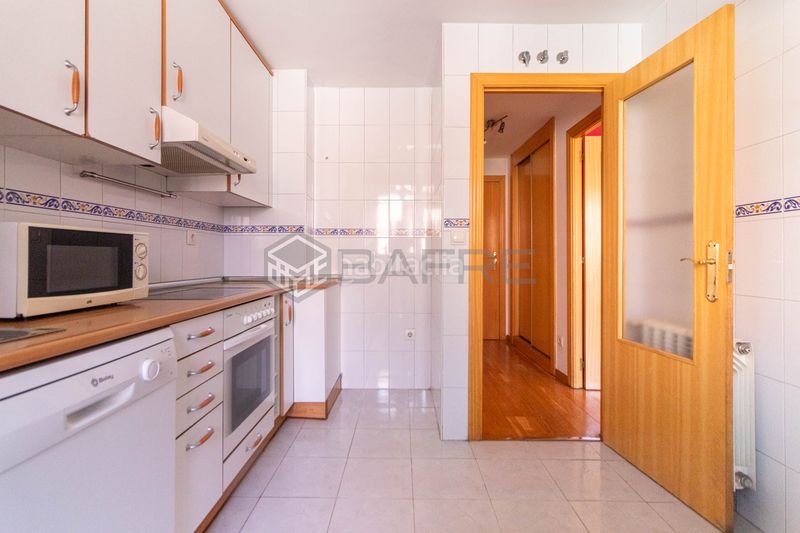 Foto bf74884c-c08a-4e74-8ae3-8e759089c9de. Pis amb calefacció aparcament piscina a Orcasitas Madrid