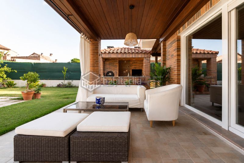 Foto 93a6af8c-9754-4fa2-b873-8b525adfbf83. Casa amb piscina a Serranillos del Valle