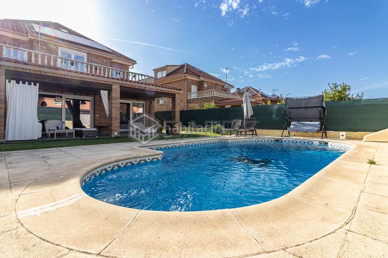 Foto a6782517-f2e0-447d-8ef5-d7379cc5192b. Casa amb piscina a Serranillos del Valle