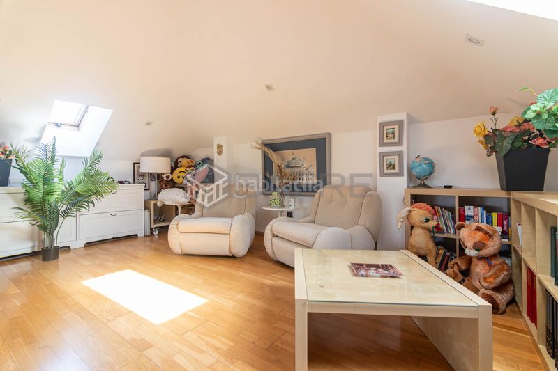Foto bfeac6f9-b505-43b6-805d-722858c637df. Casa amb piscina a Serranillos del Valle