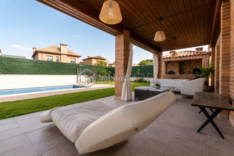 Foto c08e5a3e-b63f-48d5-8aa6-2b22dbb05b3a. Casa amb piscina a Serranillos del Valle