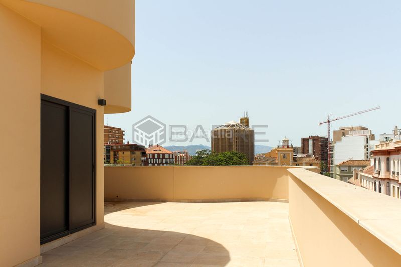Foto a939ad45-bda7-46d1-87da-d4a312a75dc5. Àtic amb aparcament a Centro Histórico Málaga