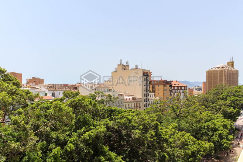 Foto f44e836f-bcd4-4f18-a658-a62115233606. Àtic amb aparcament a Centro Histórico Málaga