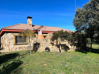 Xalet en Gargantilla del Lozoya. Chalet independiente en planta, con gran parcela.