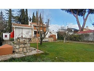 Casa en Gargantilla del Lozoya. Chalet unifamiliar en planta, con jardín