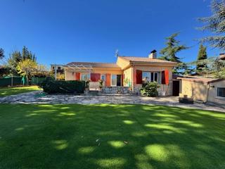 House en Buitrago del Lozoya. Chalet independiente con jardin y garaje