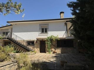 Casa a Lozoyuela - Navas - Sieteiglesias. Chalet independiente con parcela urbana de 1.341 m en lozoyuela