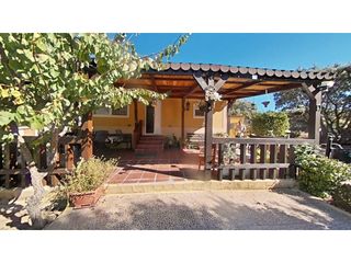 Maison à Lozoyuela - Navas - Sieteiglesias. Finca con vivienda, varias construcciones mas, piscina y garaje