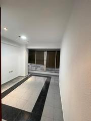 Pis  Avenida donostiarra. 2 dormitorios, trastero, sin reformar. buen precio.