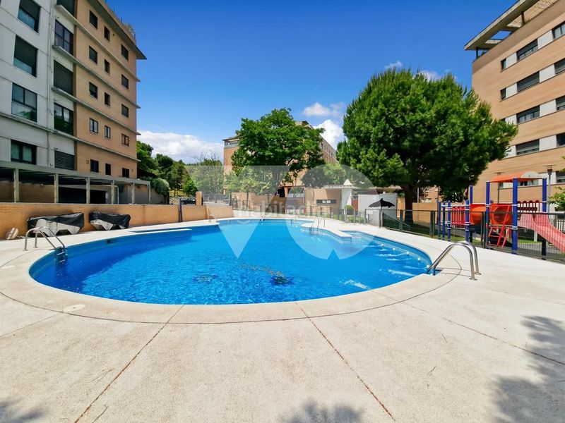 Foto 2b6922f7-2a40-4b64-8c48-85ea1da19eb5. Flat with heating parking pool in Rejas Madrid