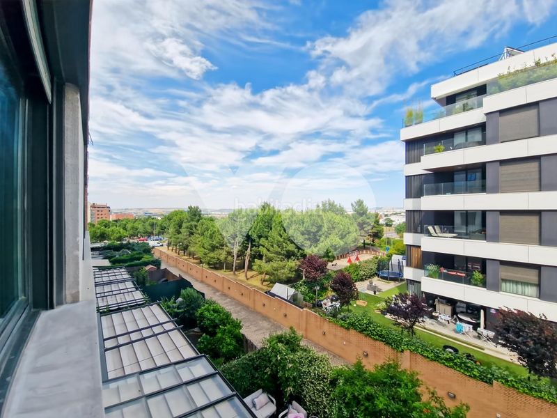 Foto d00b9607-f948-4615-addc-a7cce2c18672. Flat with heating parking pool in Rejas Madrid