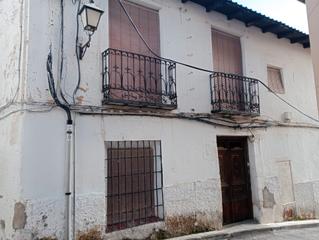 Casa en Calle cuatro esquinas 10. Casa de pueblo con patio para reformar