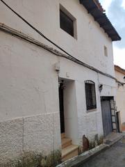Casa en Calle cuatro esquinas 8. Vivienda con venta supeditada, con escrituras pero no registrada
