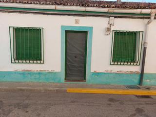 Casa aparellada en Calle acacias 11. Casa pareada con patio