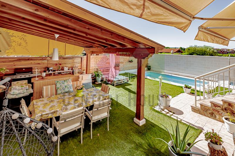 Foto c76775a1-03d6-4473-9c5d-5b550d799080. Maison jumelée avec chauffage parking piscine dans Los Valles-Sanz Vazquez-El Fuerte Guadalajara