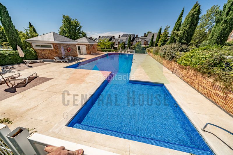 Foto b9571ec4-e432-4df0-a38a-3ef980235c28. Casa adossada amb xemeneia calefacció piscina a El Pastel Boadilla del Monte