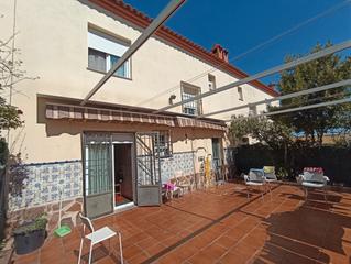 Casa adosada en Mascaraque. Adosado con jardn de 58 m2 * 3 dormitorios * 2 baos