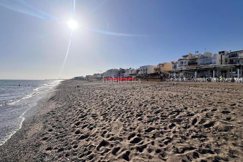 Foto 99c46c4f-48cb-42e9-b91a-77c47a4d5df6. Piso para tener la vida que siempre soñaste te presentamos este oasis a un paso de la playa en Torremolinos