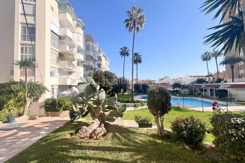 Foto f51ca908-c913-4a63-9bc2-30ef60df1a41. Piso para tener la vida que siempre soñaste te presentamos este oasis a un paso de la playa en Torremolinos