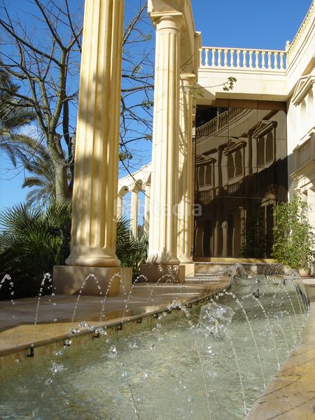 Foto 4edb91c1-bea2-4a30-8d1c-71dd8e0b2dbe. Edifici amb piscina a La Carolina - Guadalpín Marbella