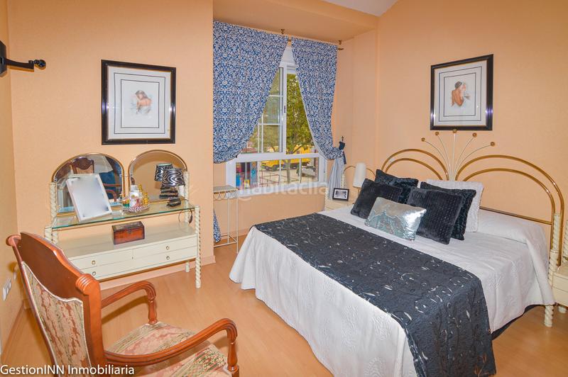 Foto 99a8192c-1d3d-4004-8fe7-6c662d18d00e. Casa adossada amb xemeneia calefacció aparcament a Villanueva del Pardillo