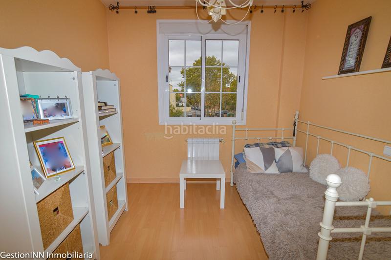 Foto 14a1b2ac-87a5-46a1-8692-f77802465e64. Maison jumelée avec cheminée chauffage parking dans Villanueva del Pardillo