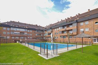 Pis  Plaza de la constituci�n. Piso bajo c�ntrico de 3 dormitorios en urbanizaci�n con piscina,