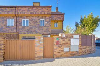 Casa aparellada  Calle sesmo de casarrubios. Chalé adosado de esquina. extraordiania ubicación.