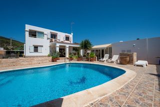 Casa en Sant Josep. Casa independiente con piscina y apartamento independiente en ib