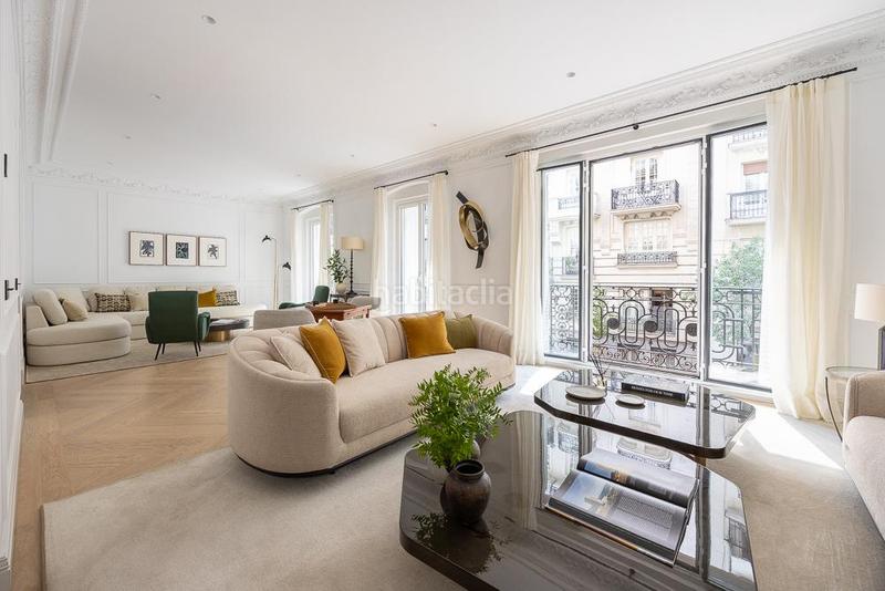 Foto 193b6e47-2657-4e34-8ae4-1d6bcbd24596. Piso Recoletos impecable piso exterior con 3 balcones y una impresionante terraza de 119 m con jardín privado, un verdadero oasis urba en Madrid