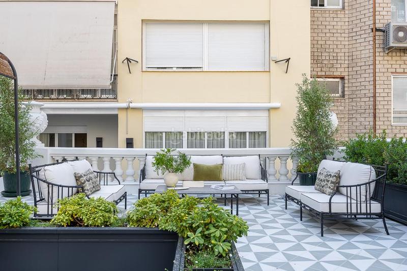 Foto 417e57eb-1a8c-476d-91e0-1a48d660f426. Piso Recoletos impecable piso exterior con 3 balcones y una impresionante terraza de 119 m con jardín privado, un verdadero oasis urba en Madrid