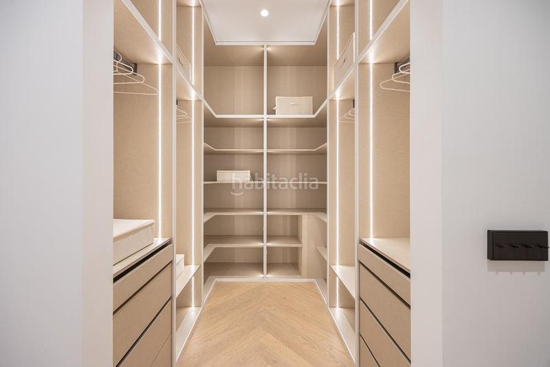 Foto 522fd536-f3c5-4bb1-8aa2-63d288863b0c. Piso Recoletos impecable piso exterior con 3 balcones y una impresionante terraza de 119 m con jardín privado, un verdadero oasis urba en Madrid
