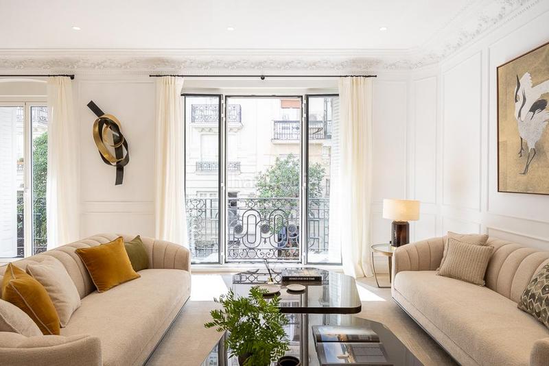 Foto 7ce1ebff-8b47-415f-bec2-2050c73cbd2e. Piso Recoletos impecable piso exterior con 3 balcones y una impresionante terraza de 119 m con jardín privado, un verdadero oasis urba en Madrid
