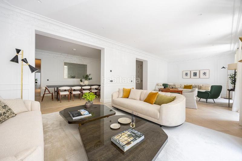 Foto ac553d73-cc7d-40a3-b05e-911101b45b86. Piso Recoletos impecable piso exterior con 3 balcones y una impresionante terraza de 119 m con jardín privado, un verdadero oasis urba en Madrid