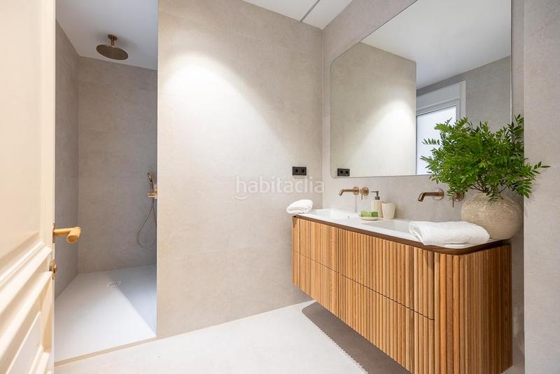 Foto b025088f-951e-45c8-976c-8e50758b3541. Piso Recoletos impecable piso exterior con 3 balcones y una impresionante terraza de 119 m con jardín privado, un verdadero oasis urba en Madrid