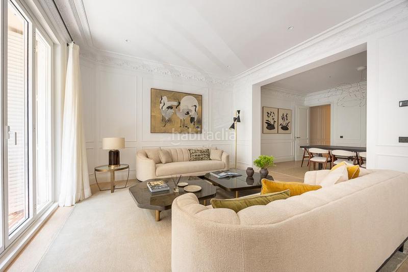 Foto b906befd-8e31-4b7a-b154-a10f8cebc402. Piso Recoletos impecable piso exterior con 3 balcones y una impresionante terraza de 119 m con jardín privado, un verdadero oasis urba en Madrid