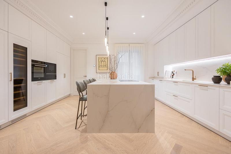 Foto c21cd89b-7313-4c0c-a029-61250cf1d059. Piso Recoletos impecable piso exterior con 3 balcones y una impresionante terraza de 119 m con jardín privado, un verdadero oasis urba en Madrid