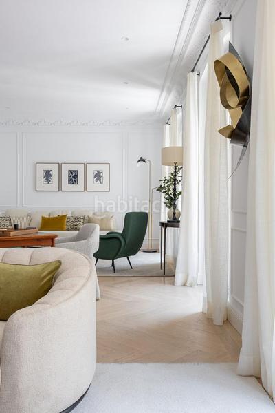 Foto e23918bf-5c90-4fd2-badb-5783fd691ed7. Piso Recoletos impecable piso exterior con 3 balcones y una impresionante terraza de 119 m con jardín privado, un verdadero oasis urba en Madrid