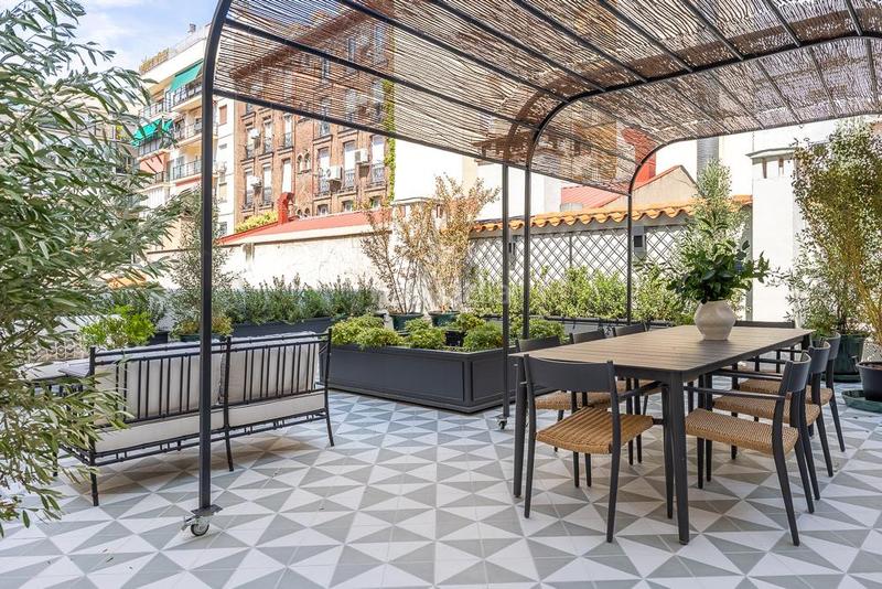 Foto f0988cb1-bb3e-4908-9789-d4b81fd59912. Piso Recoletos impecable piso exterior con 3 balcones y una impresionante terraza de 119 m con jardín privado, un verdadero oasis urba en Madrid
