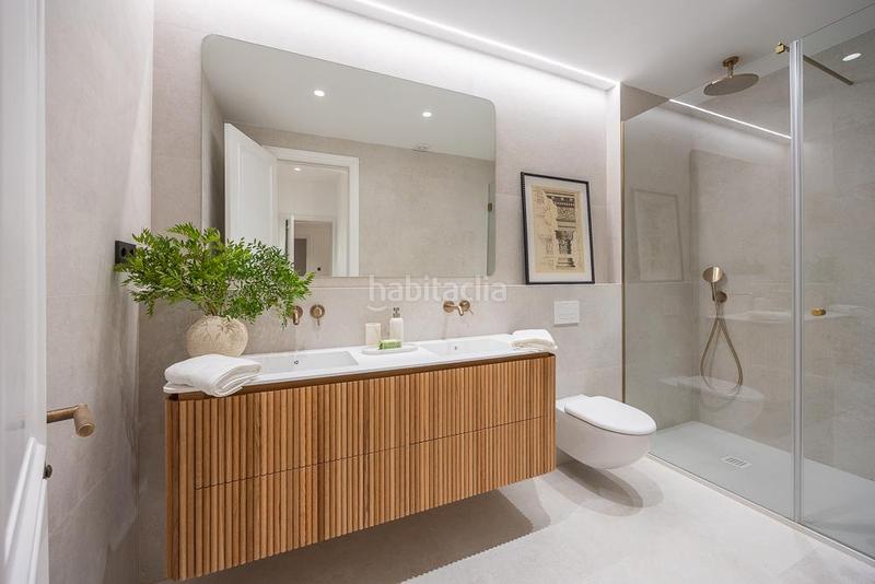 Foto f3451b2d-3968-40a1-a8e9-06d7833136dc. Piso Recoletos impecable piso exterior con 3 balcones y una impresionante terraza de 119 m con jardín privado, un verdadero oasis urba en Madrid