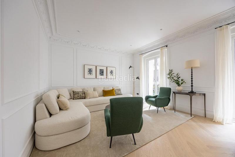 Foto fb988794-2e73-4791-85f7-0bf9b8757def. Piso Recoletos impecable piso exterior con 3 balcones y una impresionante terraza de 119 m con jardín privado, un verdadero oasis urba en Madrid